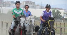 Gölcük Belediyesi Rahvan atı Bursa Zafer Koşusu’nda ikinci oldu