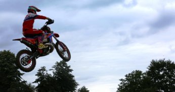 Uçtu uçtu motosiklet uçtu