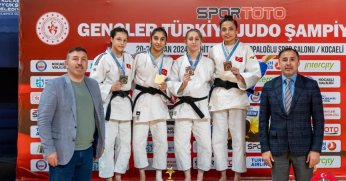 Judoda Kağıtspor kürsüden inmedi