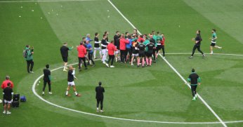 Maç öncesi futbolcular gerildi