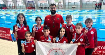 Körfezli yüzücüler Sakarya’da bol bol madalya aldı 