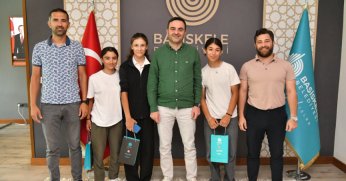 Şampiyonlar Başkan Özlü’ye konuk oldu
