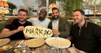 Markao'yu elleri ile beslediler