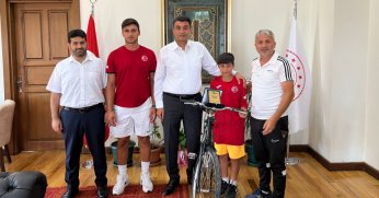 Sporcu kaymakamdan milli tenisçiye kutlama 