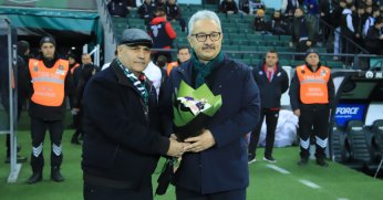 İl Milli Eğitim Müdürü Ömer Akmanşen'e çiçek  