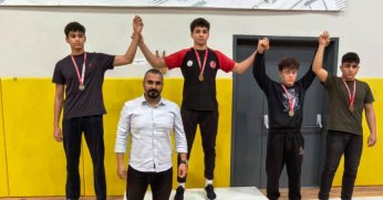 Körfezli güreşçilerin iki madalya