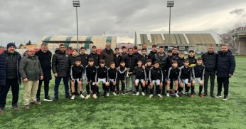 U-14’ün şampiyonları kupalarını aldılar 