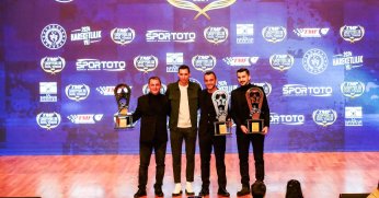 Kartepeli Celil Adıberi’ye ödülünü Toprak Razgatlıoğlu verdi