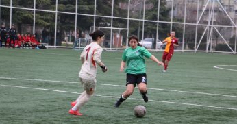 Körfez’in kız futbolcuları Galatasaray’ı ağırladı