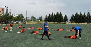 Çenesuyu Plajyolu'nun futbolcuları düşmeyi öğreniyorlar!