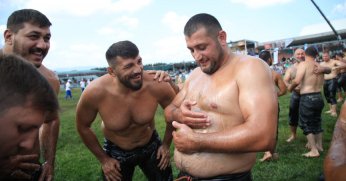 Hamza Özkaradeniz güle oynaya ikinci turda