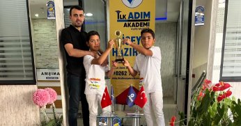 İkiz futbolcu kardeşlere özel kupa!