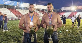 Kağıtspor’un genç pehlivanları gümbür gümbür!