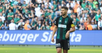 Kocaelispor ilk yarı kafada saç bırakmadı!